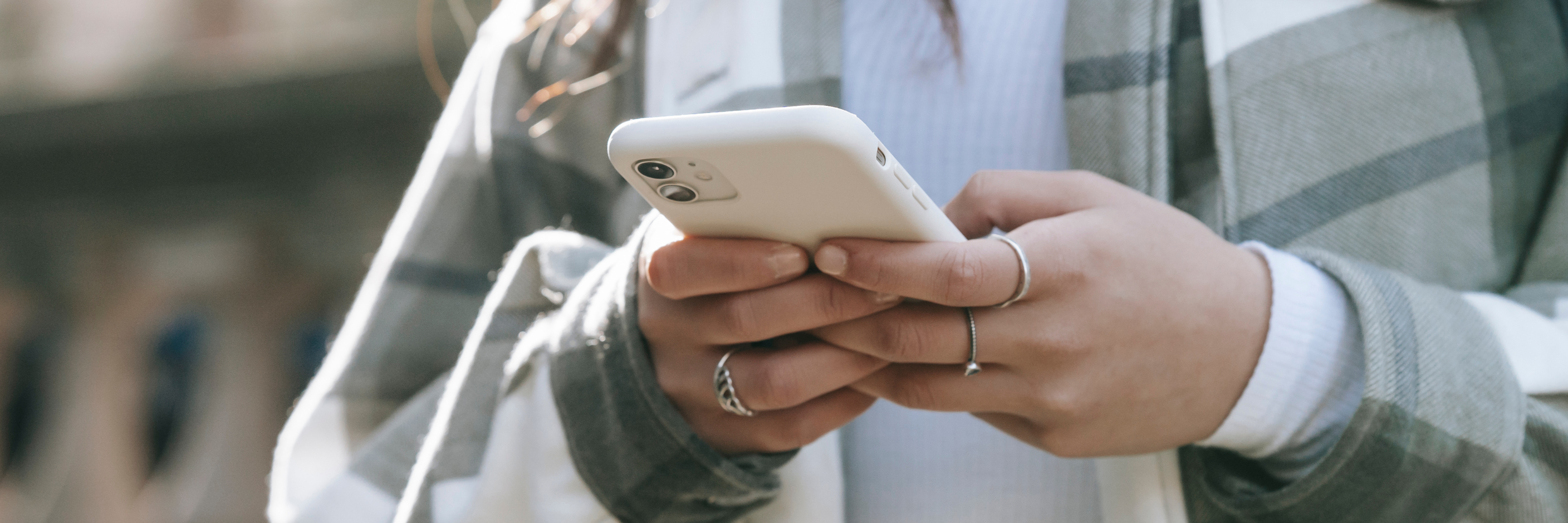Kvinde med smartphone