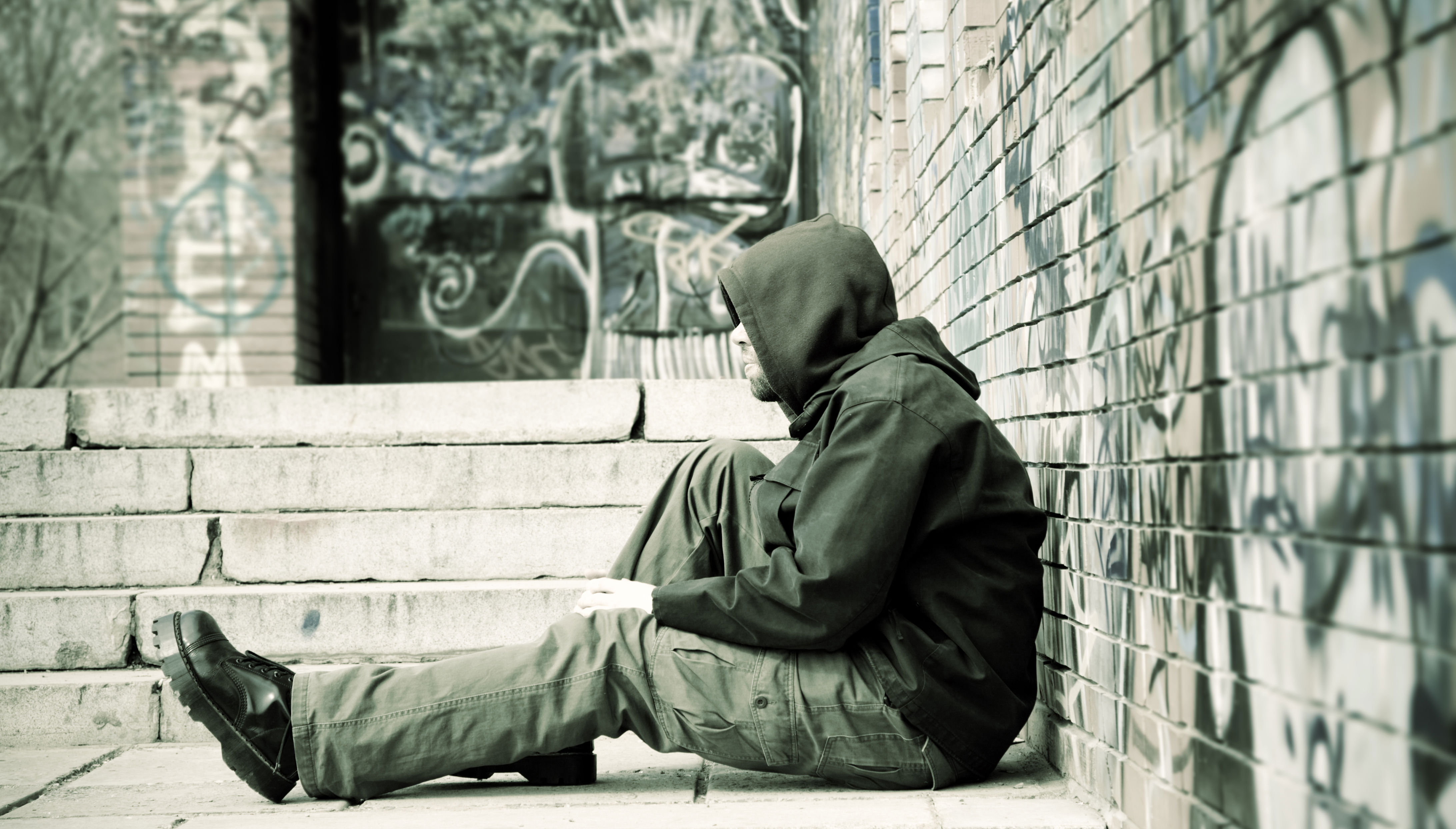 Hjemløs sidder på trappe