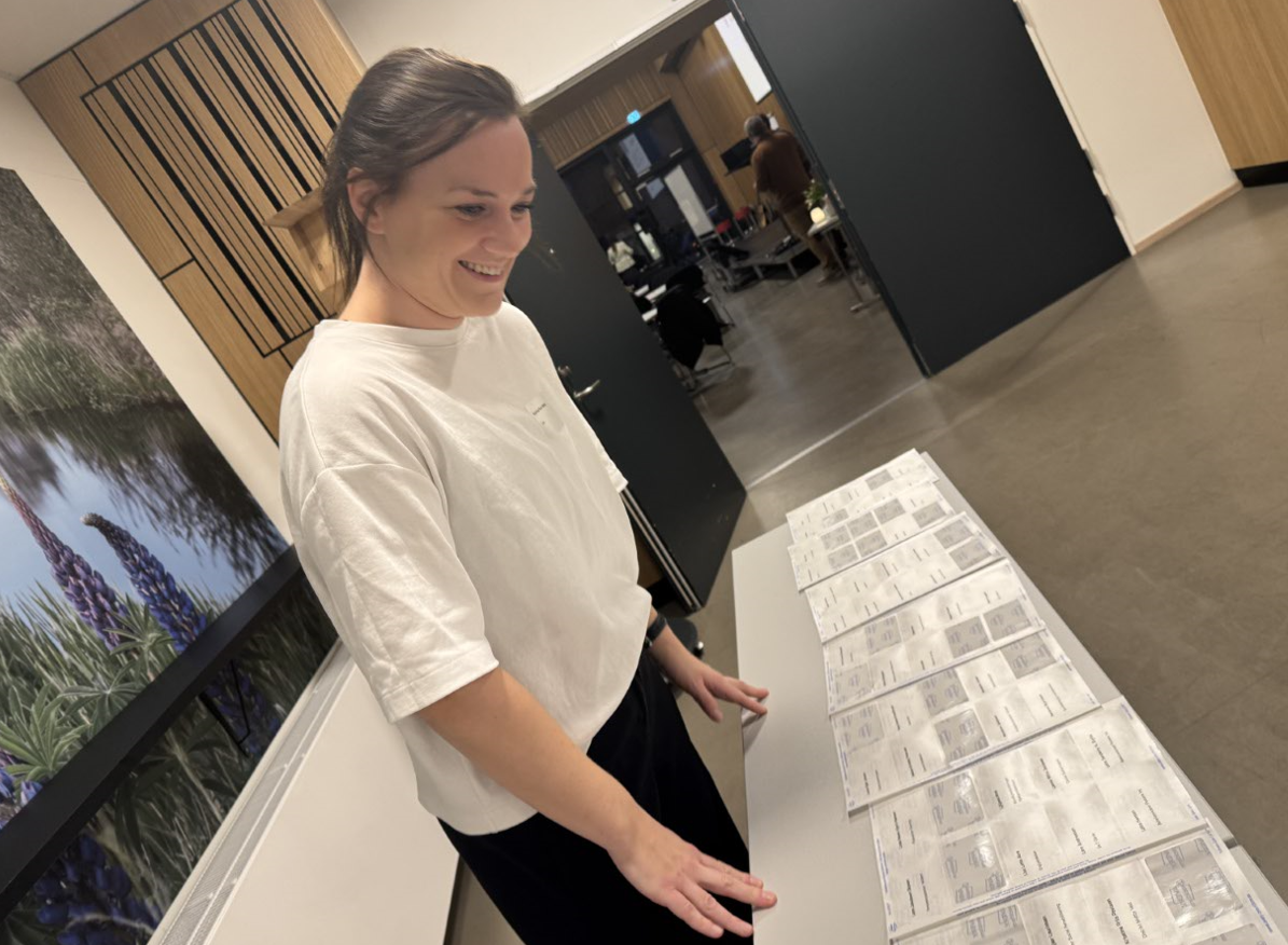 Eksempel på en opgave i elevtiden - Katrine uddeler navneskilte til en konference