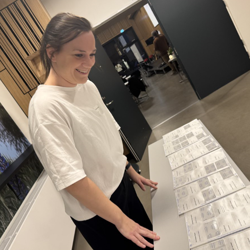 Eksempel på en opgave i elevtiden - Katrine uddeler navneskilte til en konference