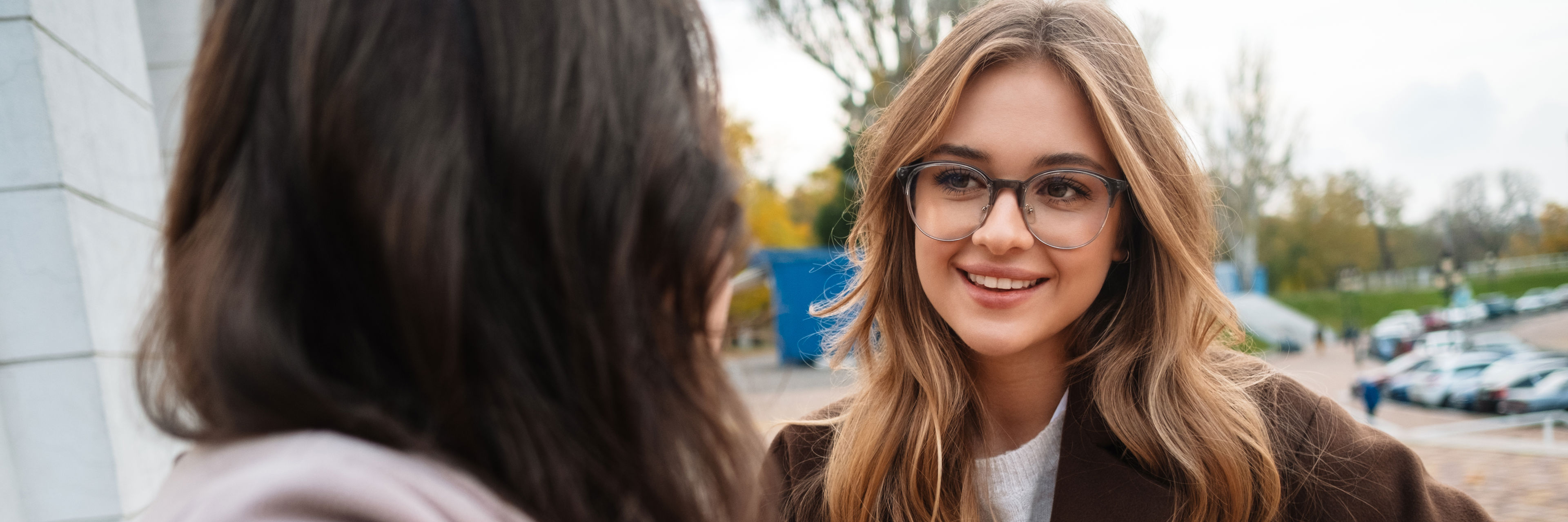 To unge i samtale med kaffekrus