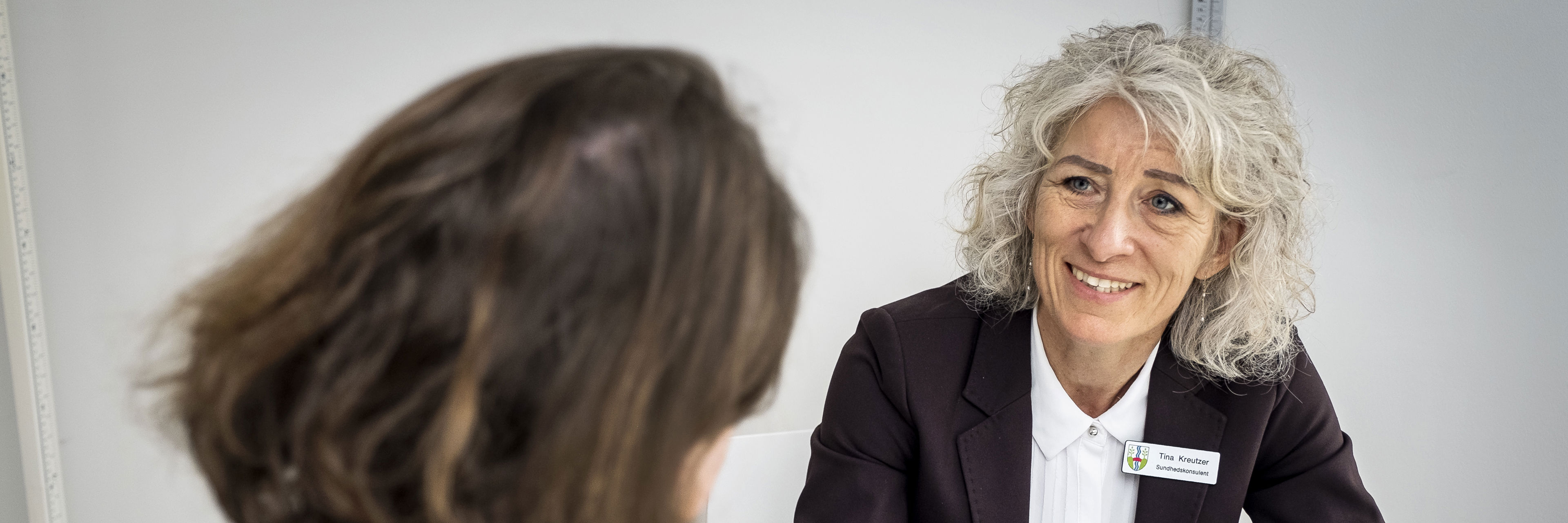 Foto af to personer i en samtale