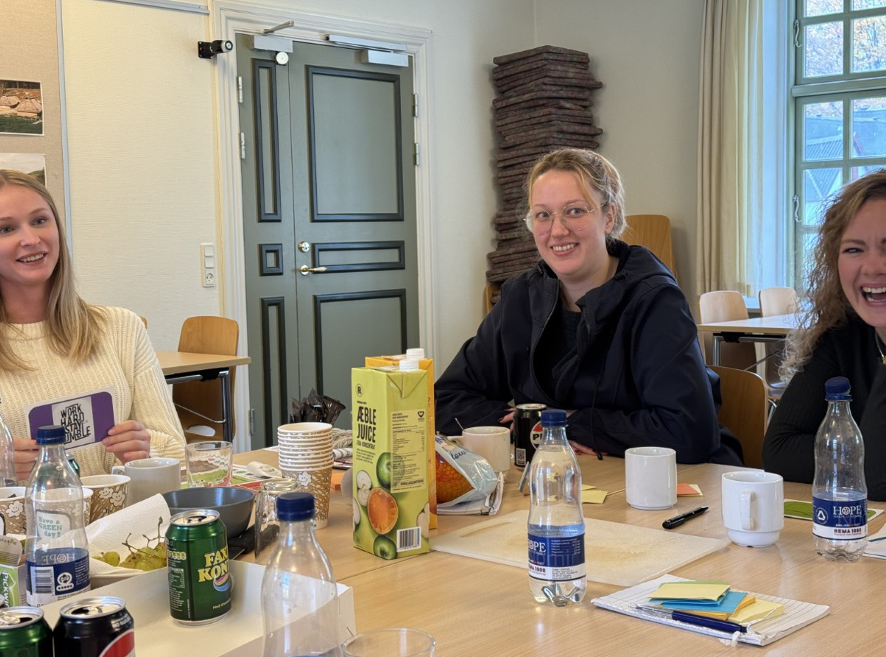 Elever ved vores Styrkedag - smilende ved mødebordet