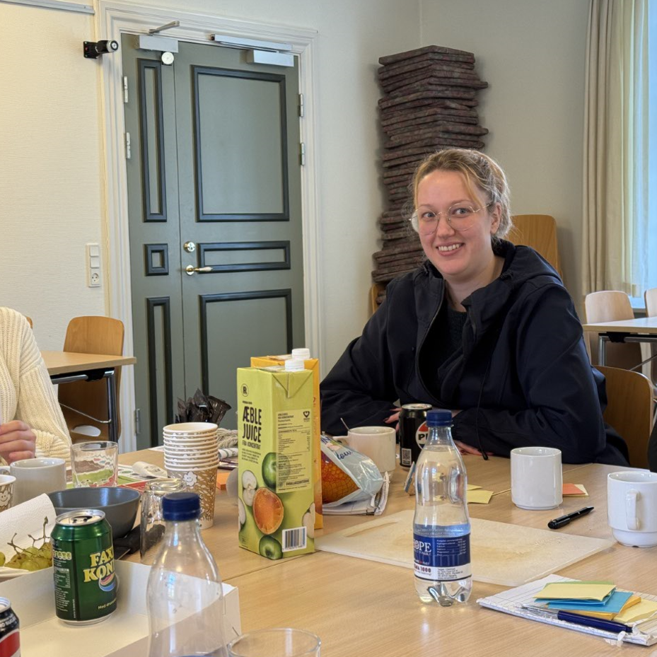 Elever ved vores Styrkedag - smilende ved mødebordet