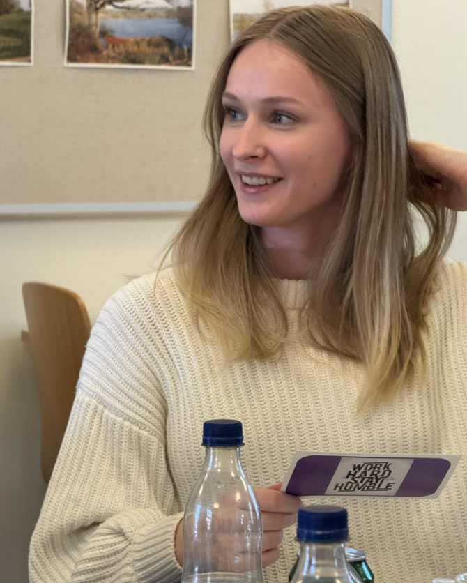 Her ser du en af vores førsteårselever i gang med en proces på elevernes styrkedag - de trækker et kort