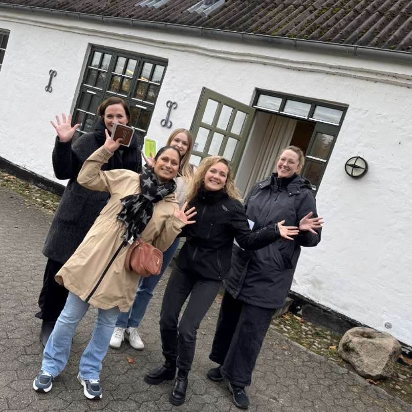 Fællesbillede af førsteårseleverne taget udenfor