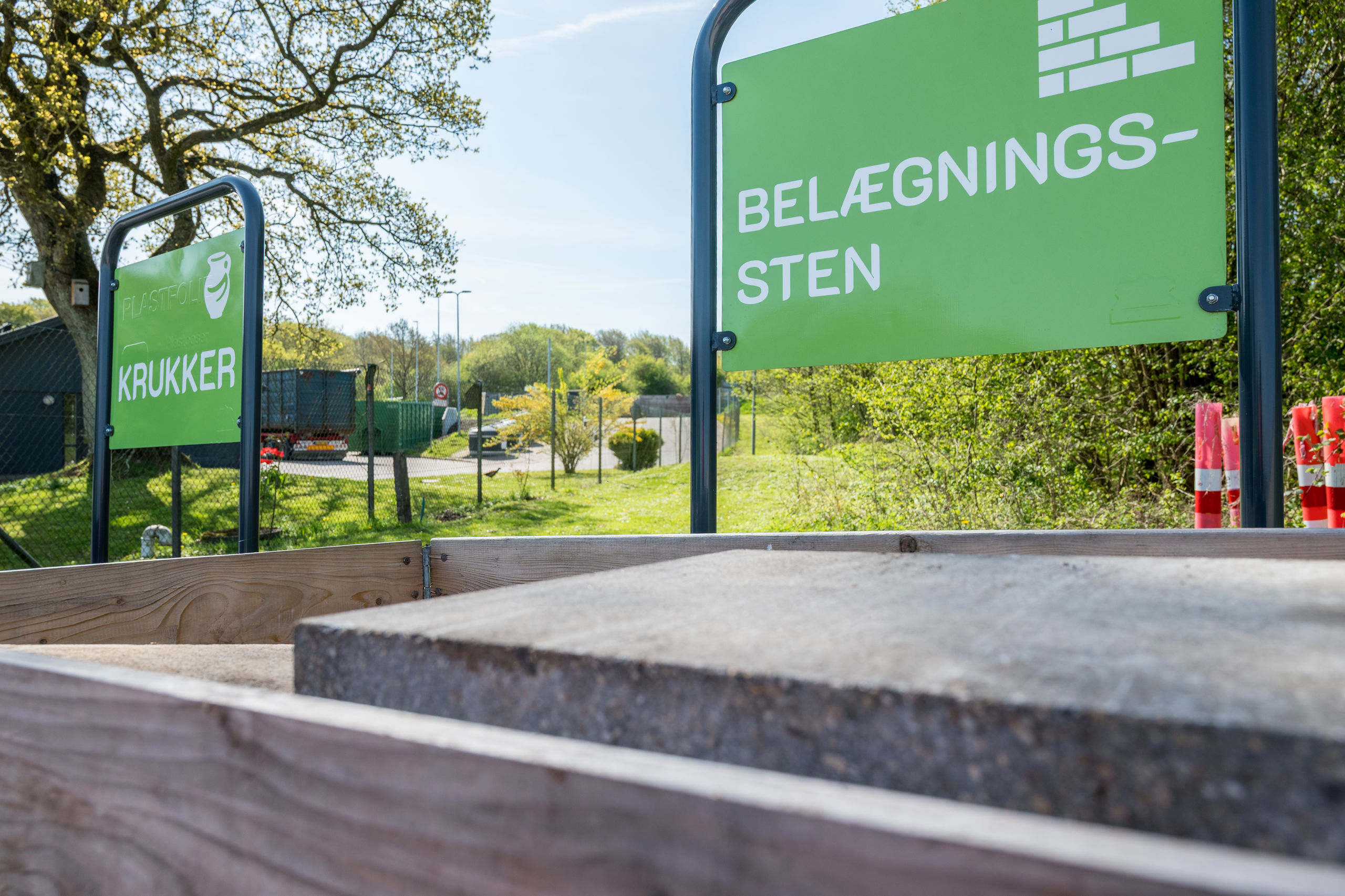 Trækasser med skiltning til 'Krukker' og 'Belægningssten' i BygIgen-området ved Børkop genbrugsplads.