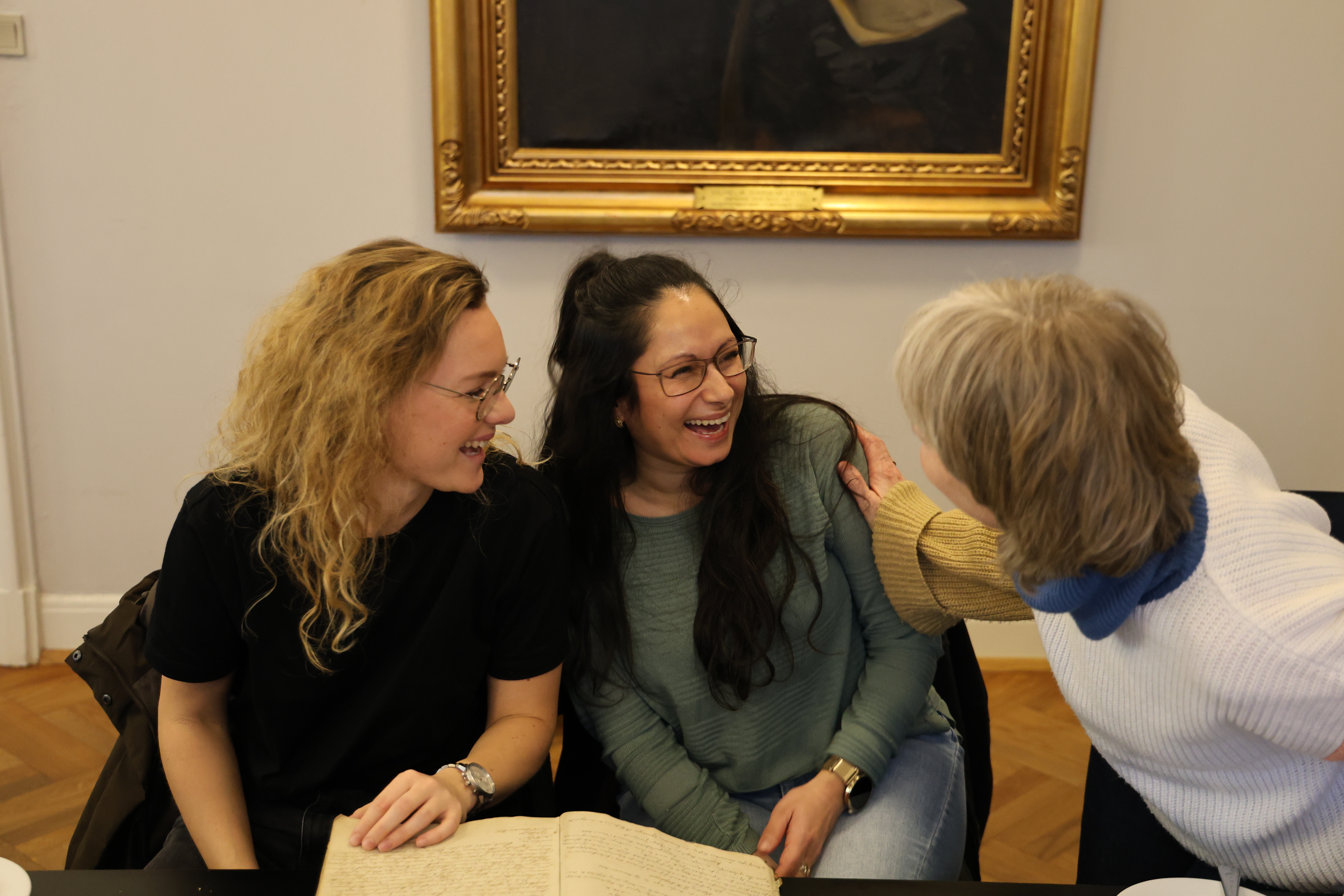 Stemningsbillede med glade elever og Charlotte Samson