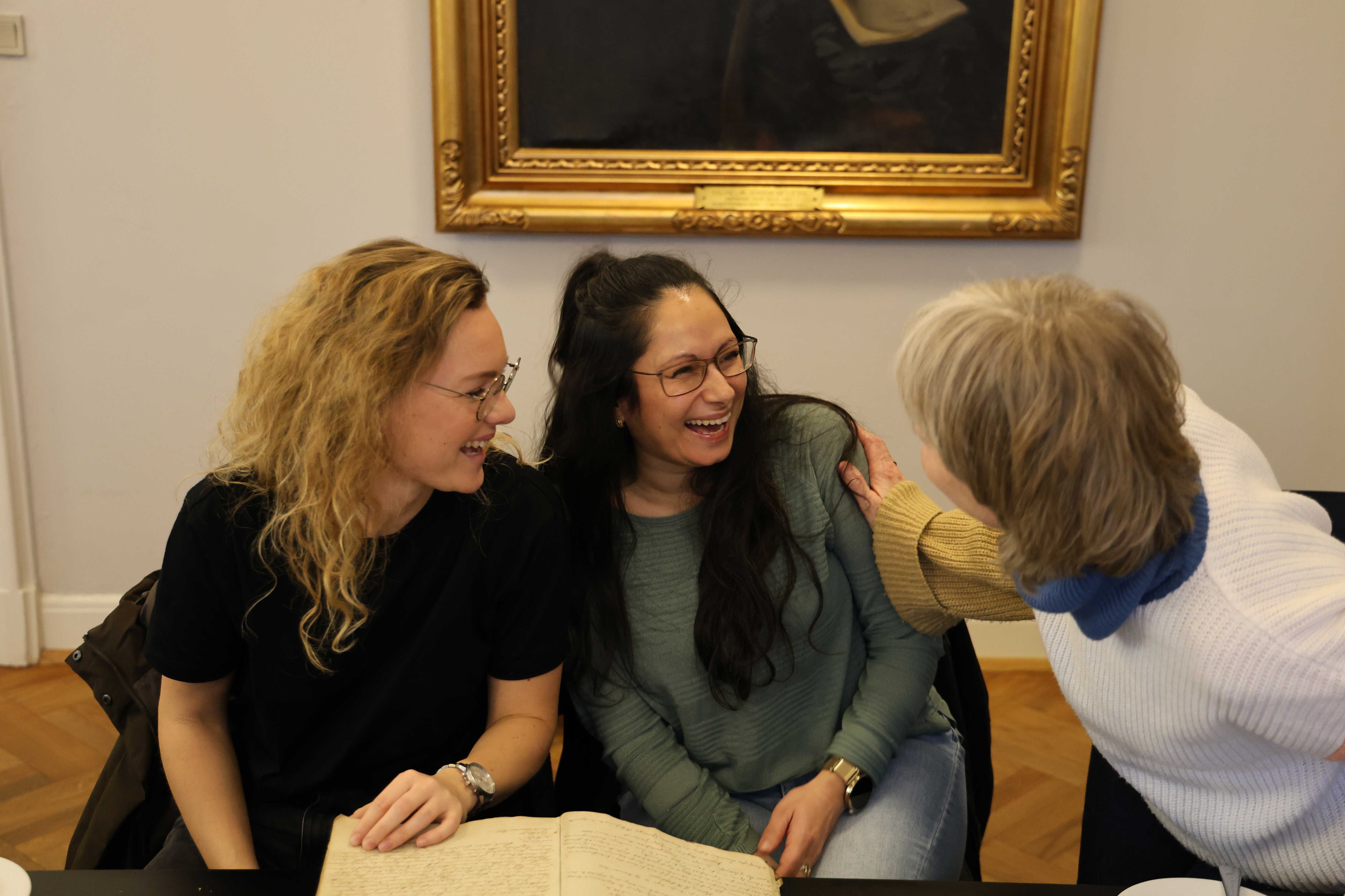 Stemningsbillede med glade elever og Charlotte Samson