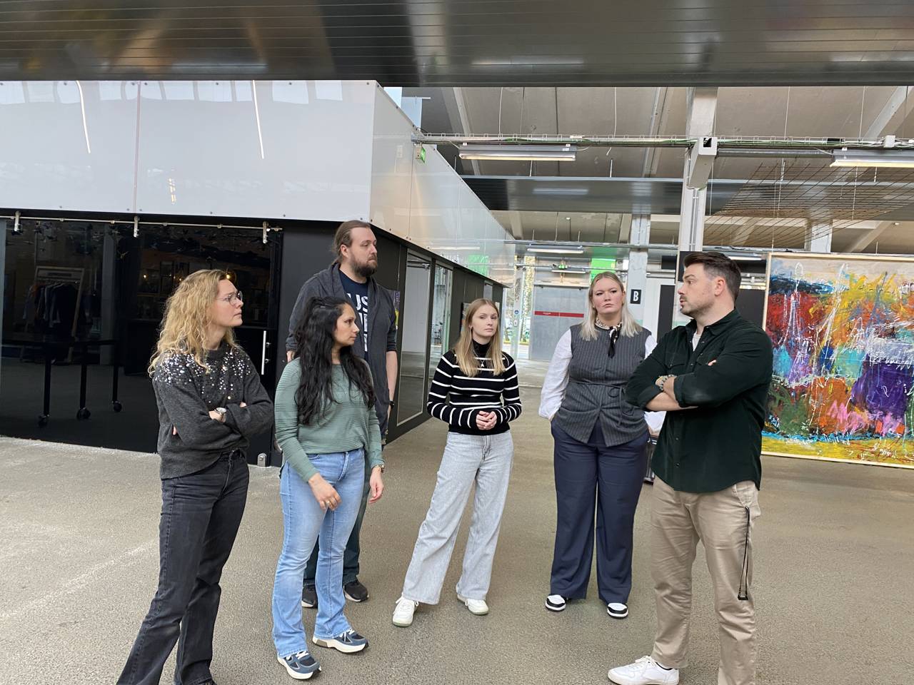 Du ser en flok elever til rundvisning i Kommunens Spinderihaller