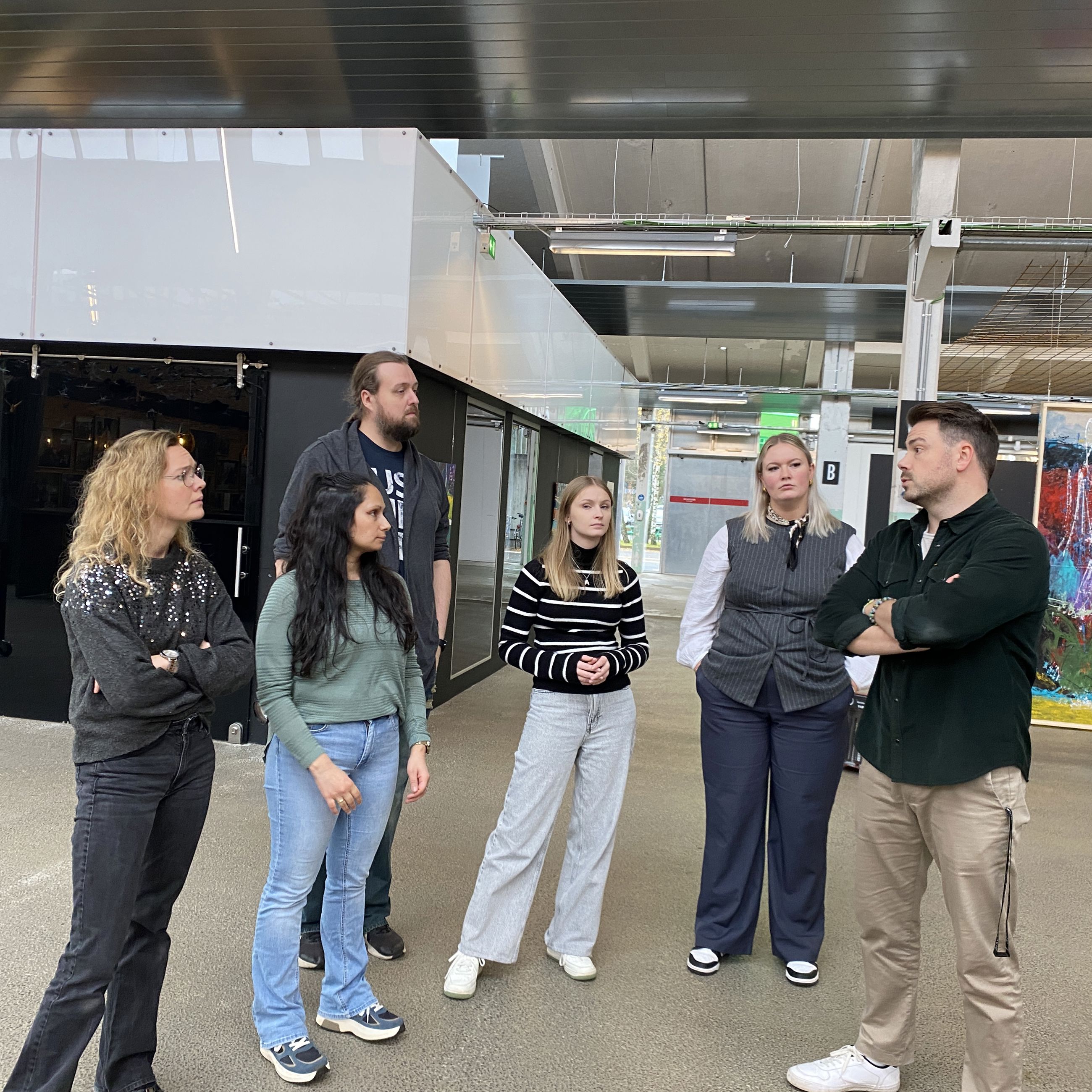 Du ser en flok elever til rundvisning i Kommunens Spinderihaller