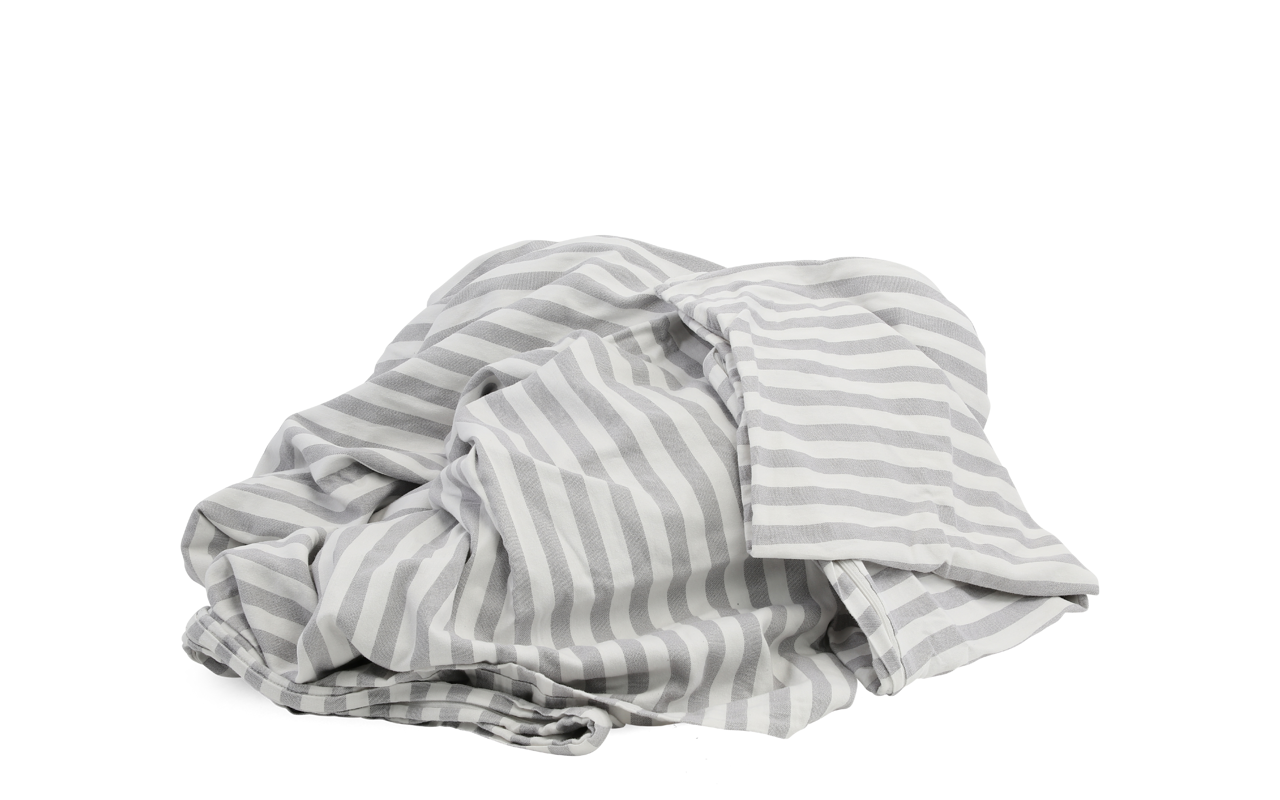 Tøj og tekstiler – En bunke brugt tøj og tekstiler til genbrug eller genanvendelse.