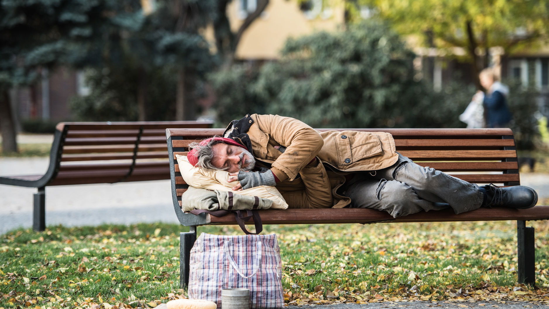Hjemløs mand sover på bænk