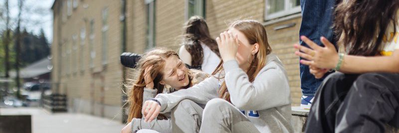 Piger på trappe i skolegård