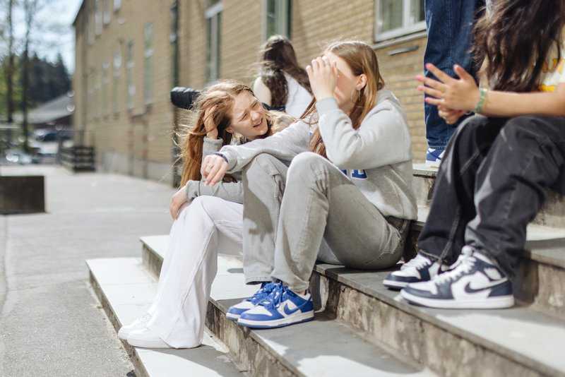 Piger på trappe i skolegård