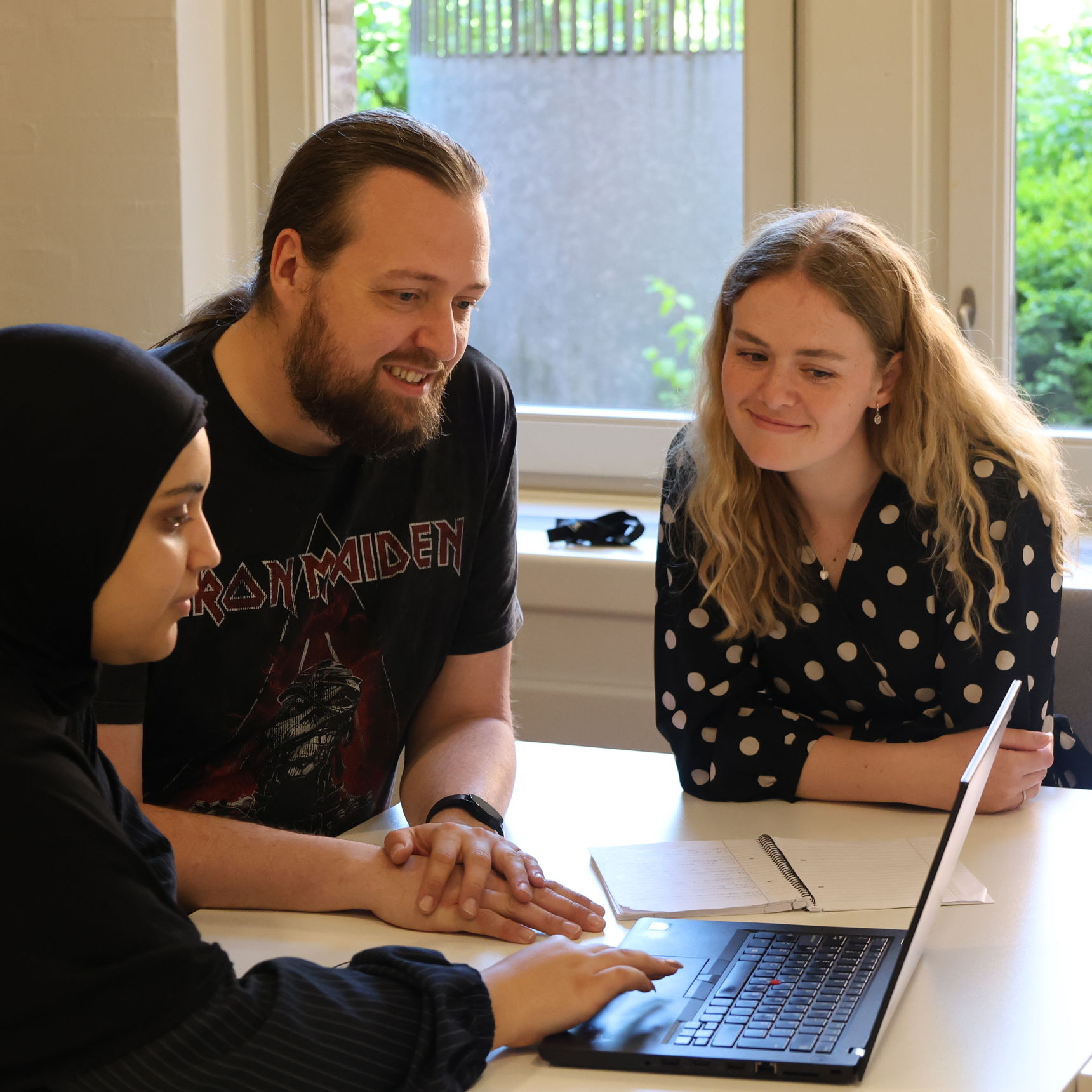 Her ser du 3 kontorelever foran PC