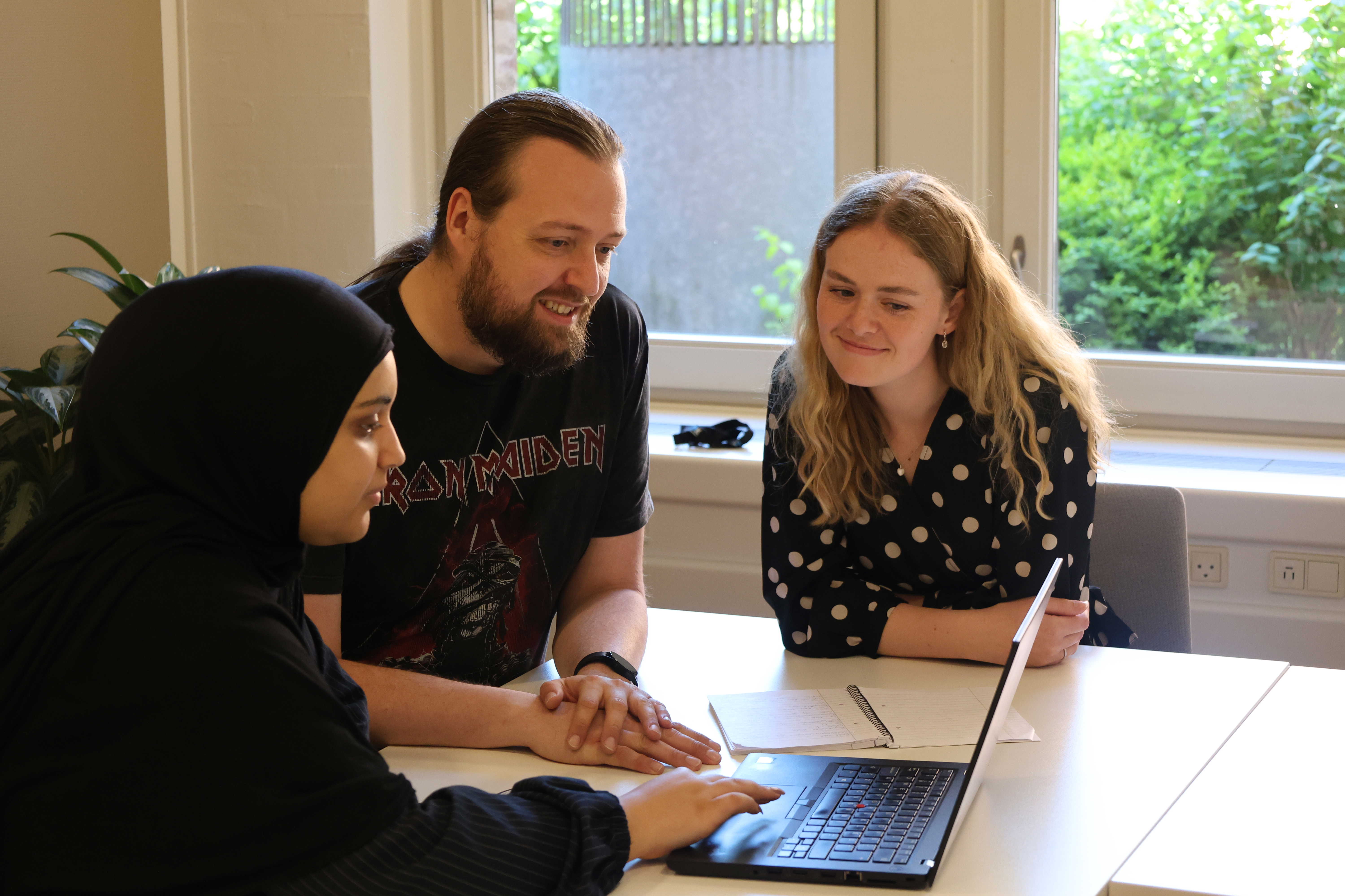 Her ser du 3 kontorelever foran PC