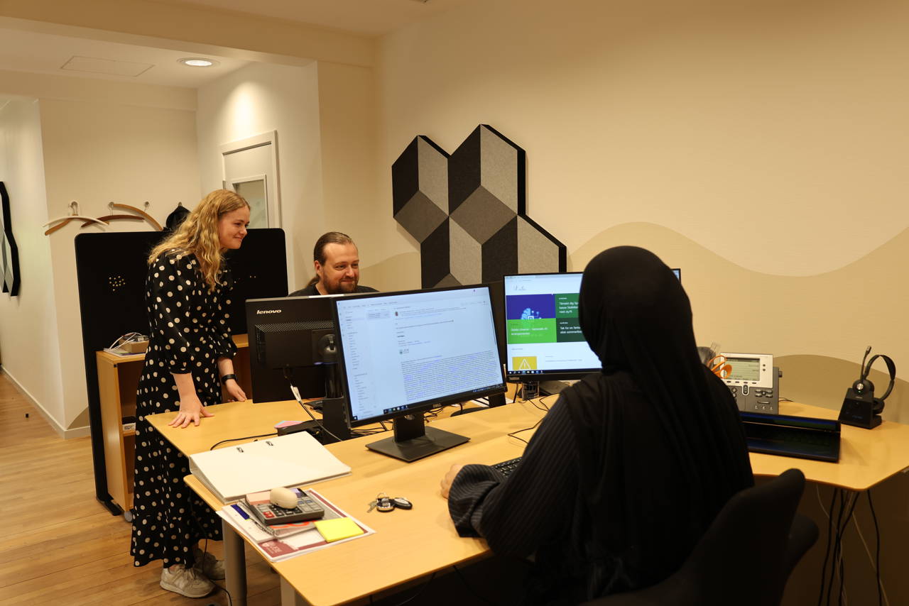 3 elever, som arbejder i samme lokale - 2 ved PC og 1 hjælper til