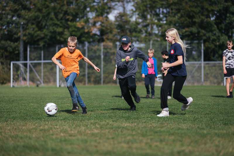 Børn der spiller fodbold