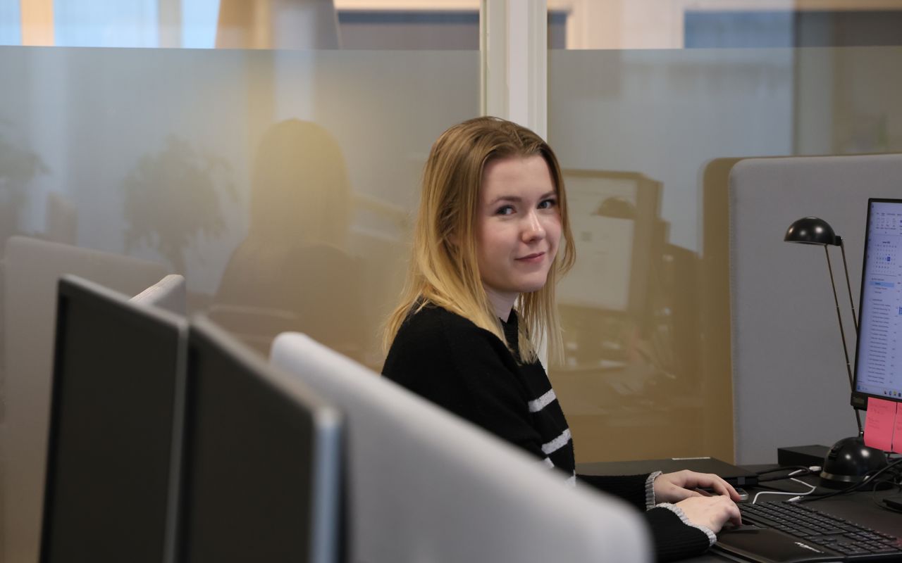 Portræk kontorelev Signe Bernberg ved PC