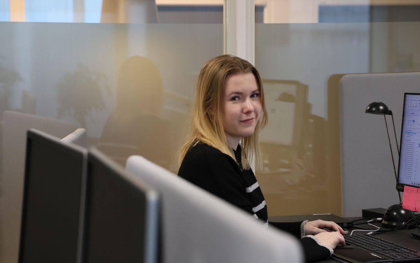 Portræk kontorelev Signe Bernberg ved PC