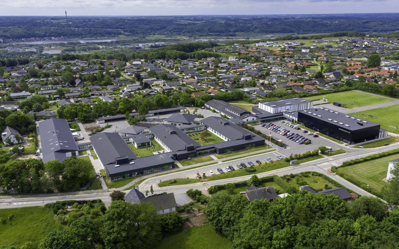 Luftfoto af skolen
